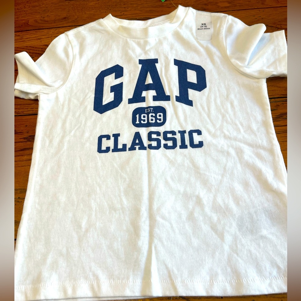 New GAP t-shirt size 4/5